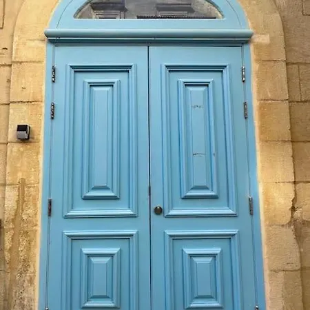 Traditional Townhouse On The Main Street In Blue Door Apartment Valletta